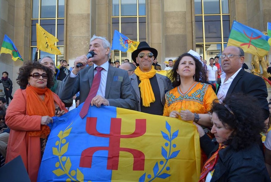 Ferhat Mehenni harangue des militants du MAK à Paris. D. R.